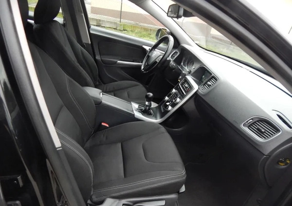 Volvo V60 cena 33900 przebieg: 219000, rok produkcji 2014 z Drohiczyn małe 121